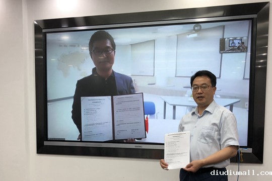 双方签订了合作办学协议并合影留念