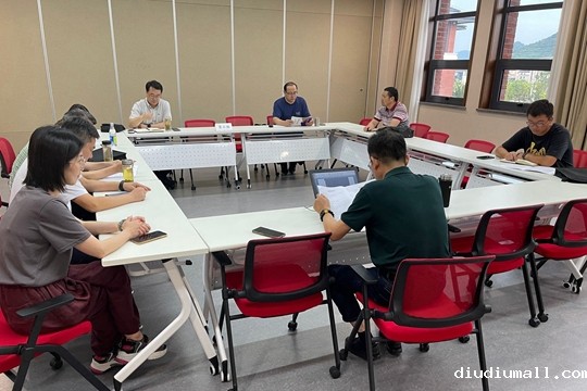 四个小组围绕学校“十四五”发展规划，破解难题，推动高质量发展进行了专题汇报